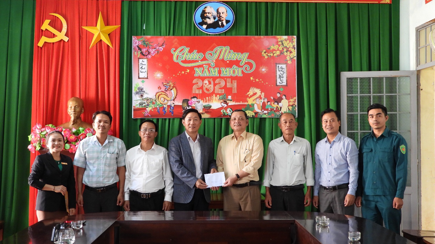 Lãnh đạo UBND huyện Ea H’Leo thăm, chúc Tết Đảng ủy xã Ea Răl và đảng viên trên 75 tuổi đảng